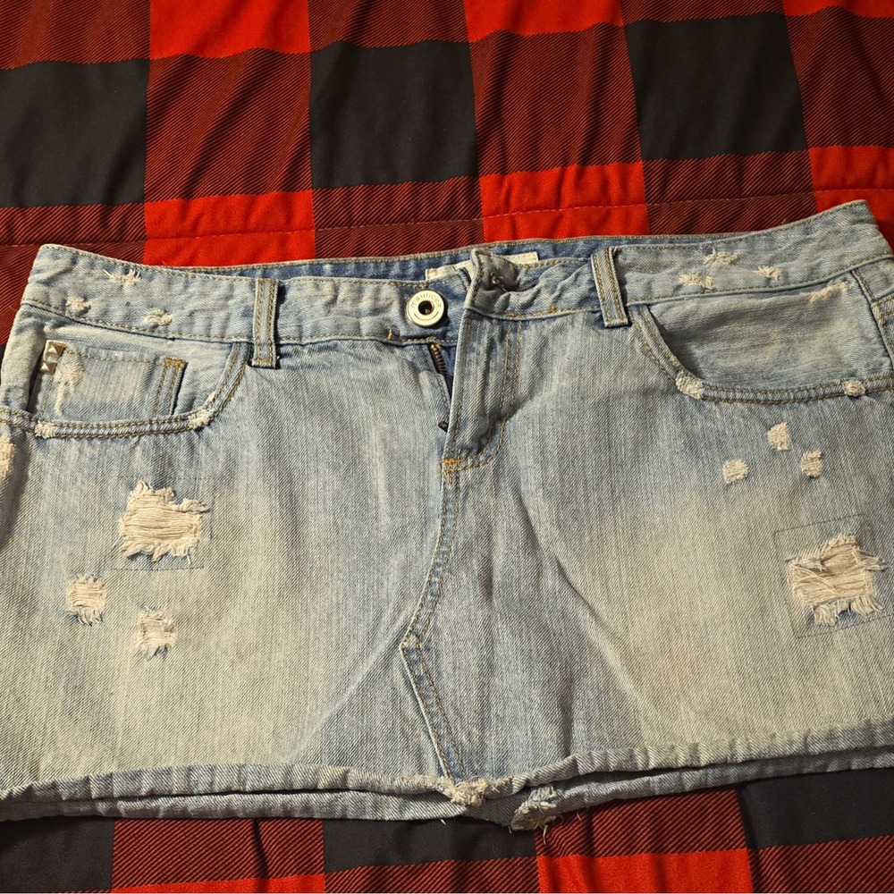 Maurices Juniors 13/14 Light Wash Distressed Cut-Off Denim Skirt Low Rise